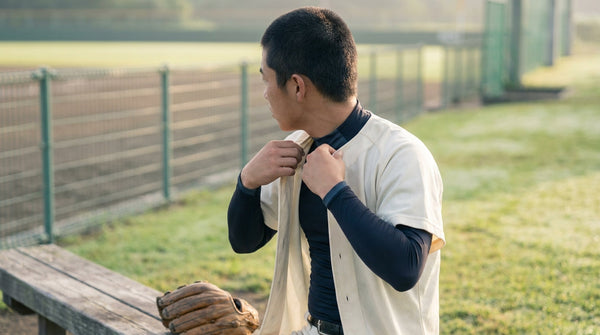 野球のレイヤーシャツとは？選び方と正しい着こなし方を解説